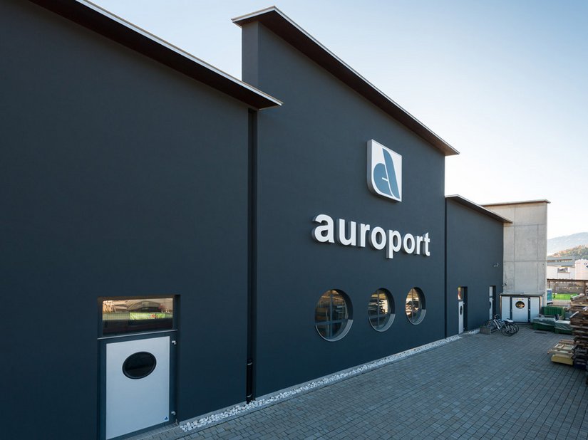 Die schwarze Fassade bringt Auroports Leidenschaft für Außergewöhnliches zum Ausdruck.