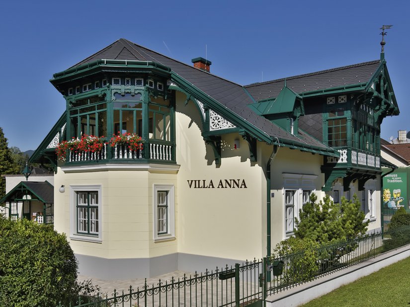 Die Villa erstrahlt nach aufwendiger Restaurierung und Renovierung in neuem Glanz.