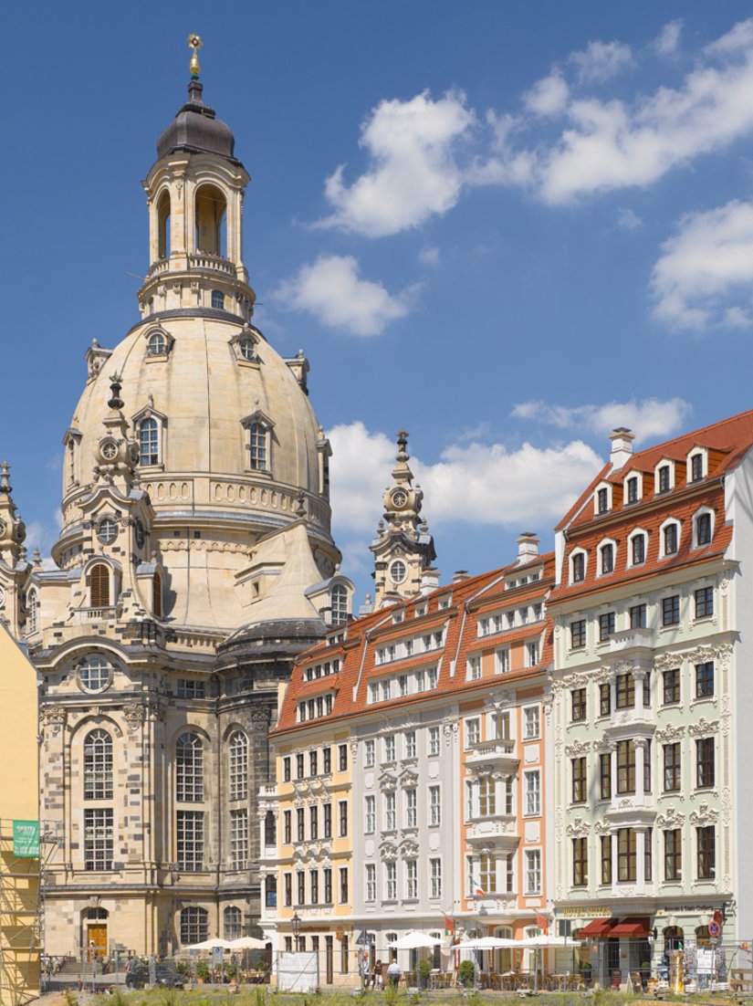 Beeindruckende Perspektiven: Das Quartier II schließt direkt östlich an die Frauenkirche an. In diesem Bild zeigt sich die stimmige Blickachse auf den barocken sakralen Prachtbau aus der Rampischen Straße heraus.