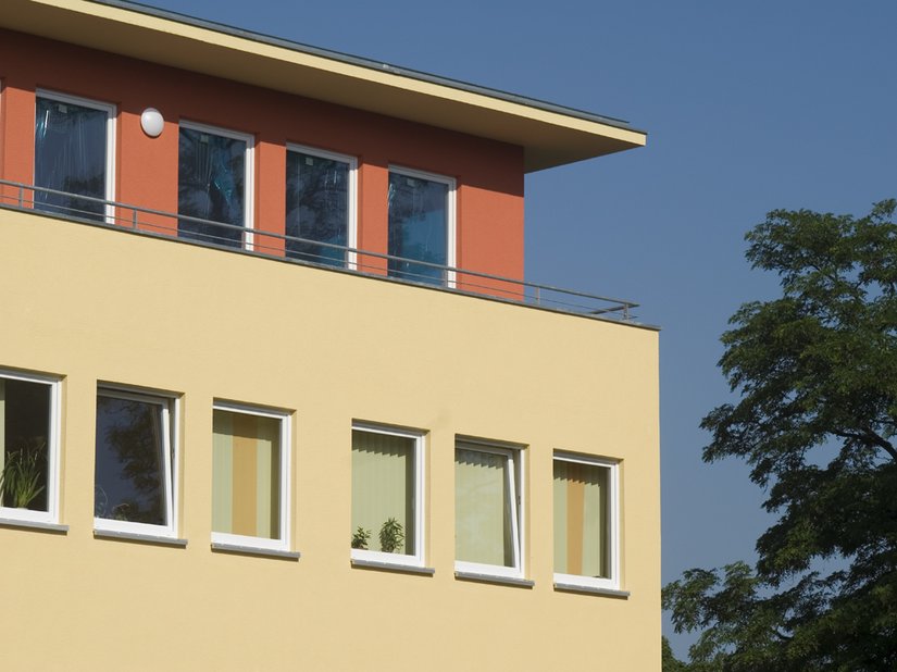 Detail Staffelgeschoss in der Seitenansicht: Scala Farbtöne: Fassade: 12.12.09, Fassade EG, Staffelgeschoss, Treppenhaus: 27.15.21