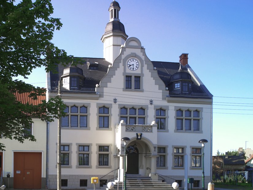 Das Gebäude wurde vor allem im Dachbereich rekonstruiert. Die großen farbigen Kontraste in der Fassade wurden zurückgenommen und bereinigt: Der Sockel wurde heller, die Fenstergewände dunkler. Die Farbreihe ist sehr schön aufeinander abgestimmt. Die vorhandenen strukturellen Qualitäten der Fassade sind sichtbar geworden.