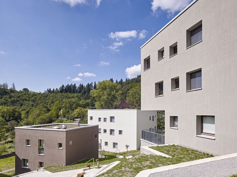 Aufgebrachter Putz in Besenstrichstruktur in gedeckten Farben.