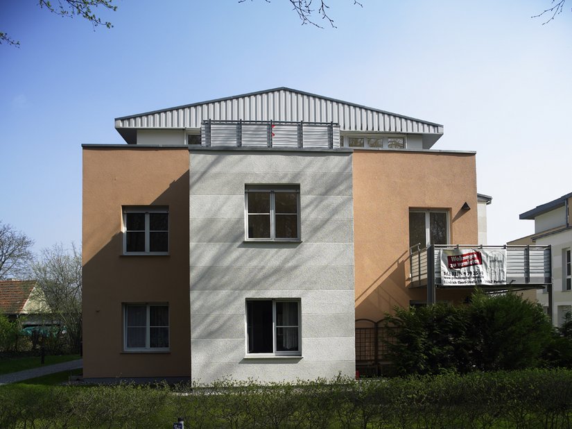 Neben den modernen Baukörpern bildet die Farbigkeit der Gebäude ein Hauptgestaltungselement ohne sich von der Architektur zu lösen. Im Bild: Haus 5 (farbgleich mit Haus 2) Fassade: 21.12.15, Dachgeschoß, Fassadenband: 09.06.09, Fassadenband: 06.06.03, Balkonbrüstung: Trespa A 21.5.1