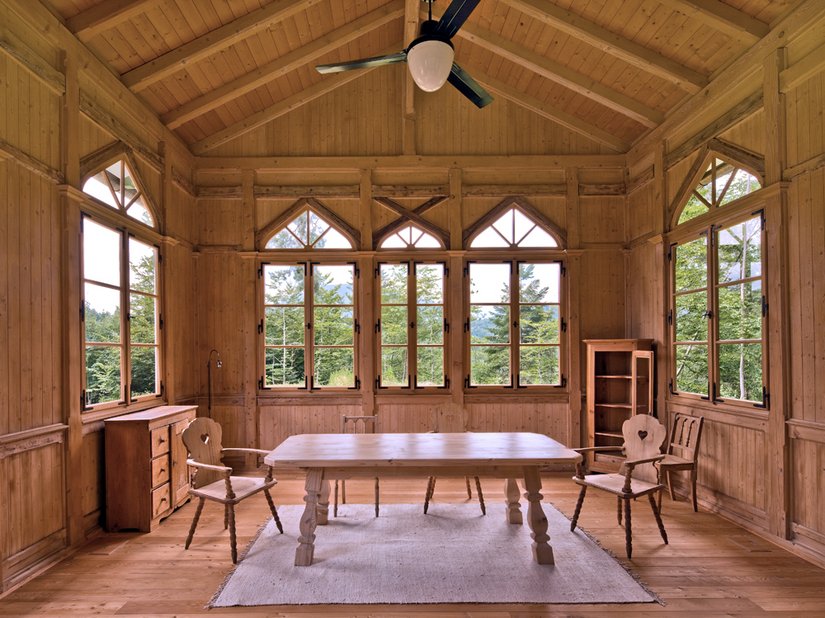 Von innen ist der Pavillon naturbelassen und schlicht.