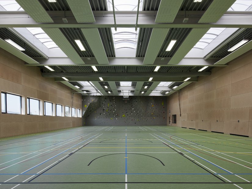 Die großzügigen Oberlichter und Fensterbänder bringen viel Licht ins Innere der Turnhalle.