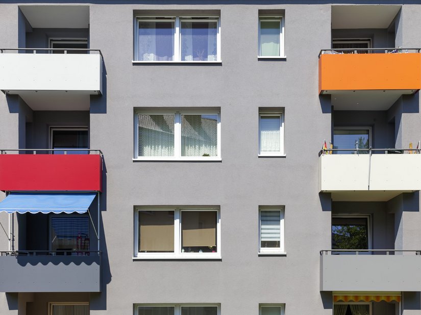 Die bunten Balkone lassen das Wohnhaus lebendiger und fröhlicher wirken.