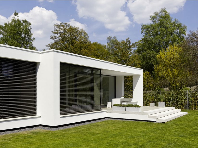 Das Wohnhaus bietet eine offenen Gartenfassade mit Blick ins Grüne.