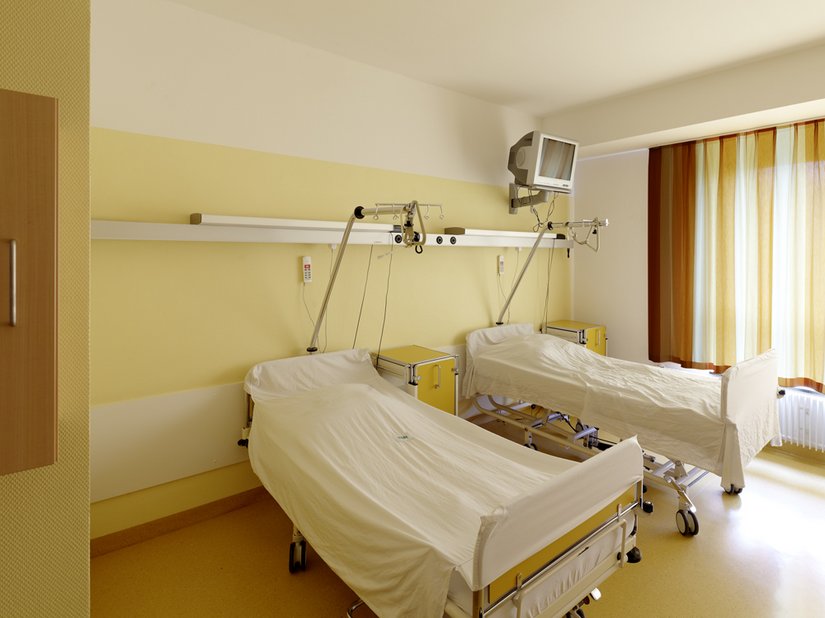 Sanfte Gelbnuancen bringen „Sonne“ in die Patientenzimmer.
