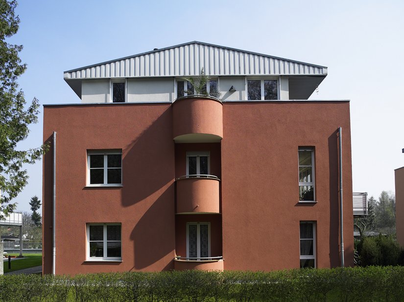 Hier am Haus 3: Erst der Farbeindruck macht die Proportionen eines Gebäudes sichtbar, verleiht dem Baukörper seinen unverwechselbaren Charakter und trennt die einzelnen Gebäude voneinander. (Fassade: 27.12.21, Dachgeschoss: 03.03.12)