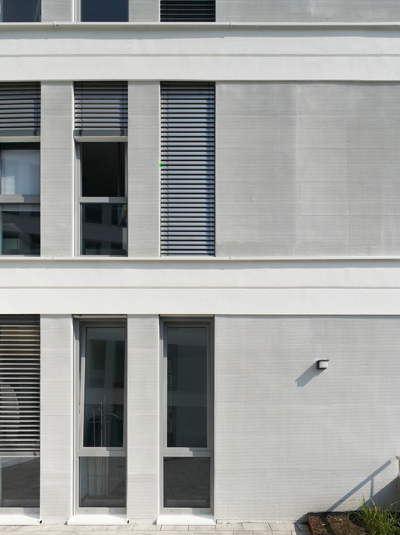 Unter anderem die technisch anspruchsvolle Ausführung des Oberputzes als Kammzugtechnik sowie die Bossierungen verleihen dem Gebäude Tiefe und Standfestigkeit.