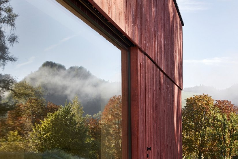 Das ökologische Gesamtkonzept mit gelebter Regionalität spiegelt sich in jeder Hinsicht. Das Holz kam aus dem städtischen Forst und wurde vor Ort gesägt. Die Gebäudesilhouette fügt sich selbstverständlich ins Landschaftsbild ein.