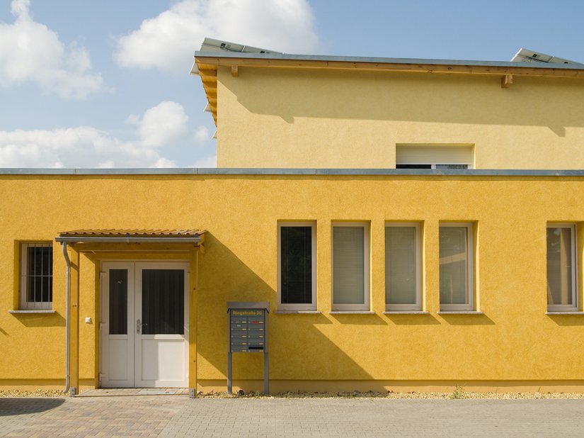 Fassade: 7230 und 7235 aus Creativ Viviato 72 Block, Stützen, Drempel Flachbau: 99.00.18, Holzelemente Dach, Balkone: 09.LA.02, Balkonbrüstungen: Trespa A 08.4.5