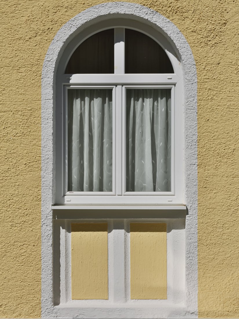 Detailaufnahme eines Fensters mit weißer Umrandung.