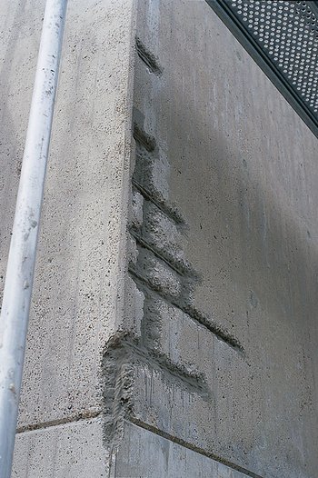 <p>Betonausbrüche: Bei Korrosion des Betonstahls muss dieser fachgerecht freigelegt und entrostet werden.</p>