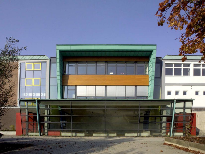 Die architektonische Gliederung und Materialfarbigkeit dokumentiert die Wertigkeit der Bildung nach außen.
