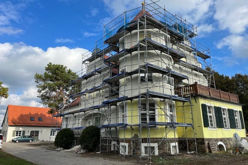 Während der Sanierung: Hier ist die Verwandlung des Schlosses live nachvollziehbar – und zeigt, was ein stimmiges neues Farbkonzept leisten kann. Bei der notwendige Risssanierung kam Silicon-Streichfüller 910 zum Einsatz.