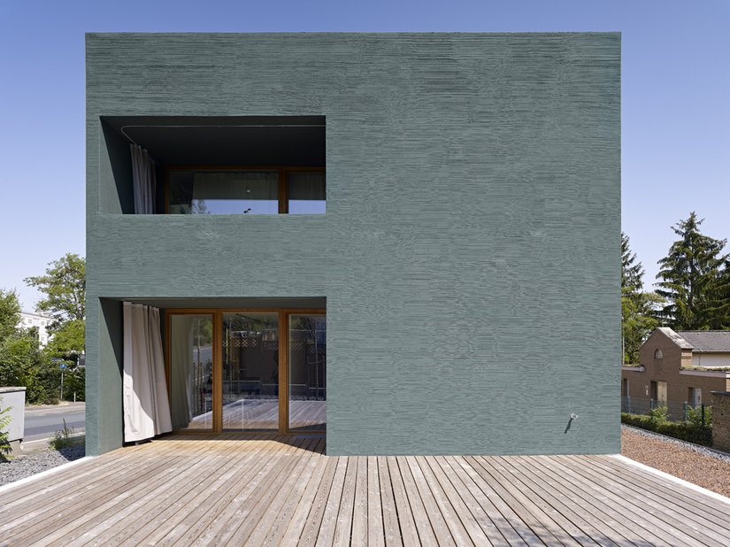 Die besondere Qualität der Fassadengestaltung zeigt sich neben der Farbigkeit, die Fassaden-Grün neu interpretiert.