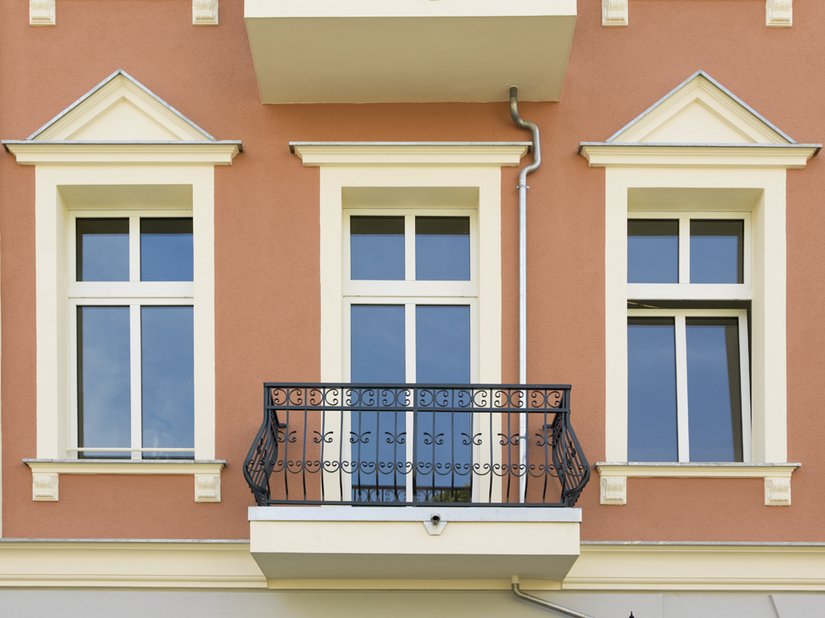 Die Balkone erhielten ein Metallgeländer im passenden Stil.