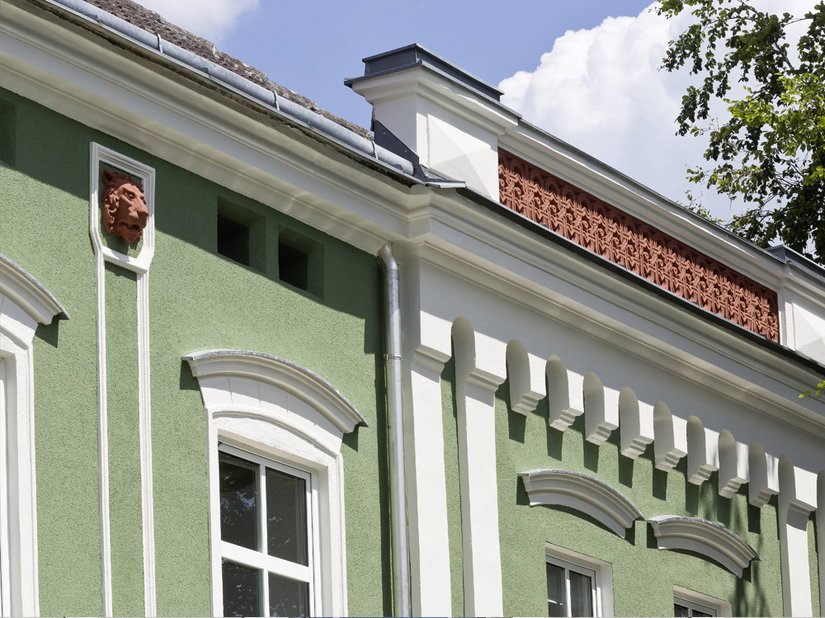 Die Löwenköpfe wurden mit einer&nbsp; Akzentfarbe ziegelrot hervorgehoben.