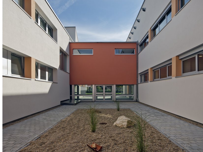 Die Zwischenbauten werden nicht nur durch die Architektur, sondern auch durch die Farbigkeit hervorgehoben.
