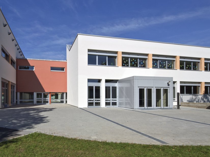 Der Eingang weist den Weg in eine Schule mit einem hohen Anspruch an Technik und Gestaltung.