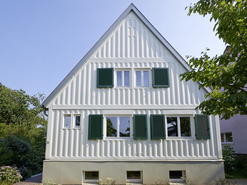 Das Wohnhaus wurde neu gedämmt, um zu jeder Jahreszeit eine angenehme Raumtemperatur zu schaffen.