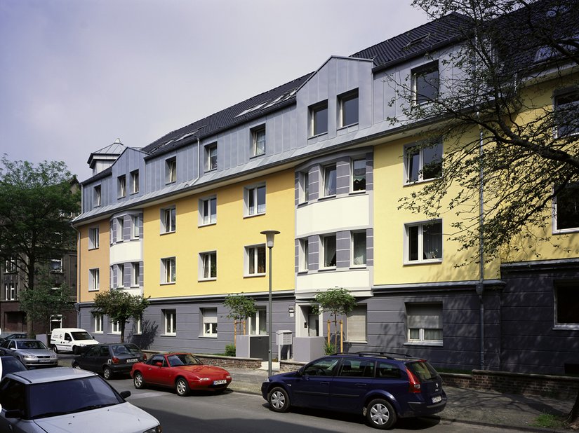 Die Erker sind hervorgehoben und entsprechend farblich abgesetzt. Scala Farbtöne: Fassade: 06.15.06, 12.15.12, 18.12.15, Erker, Gesims: 99.00.06, Gesims: 99.00.21, Erker, Sockel: 99.00.36, Haustüren: 51.03.24 (RAL 7037)