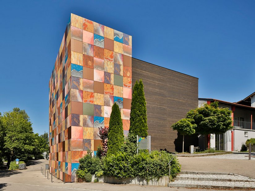 Eine handwerklich herausragende Leistung gepaart mit einem ansprechenden Design, welche ein stimmiges Gesamtbild aus farbigem Turm und sachlicher Holzfassade am Haupthaus ergeben.