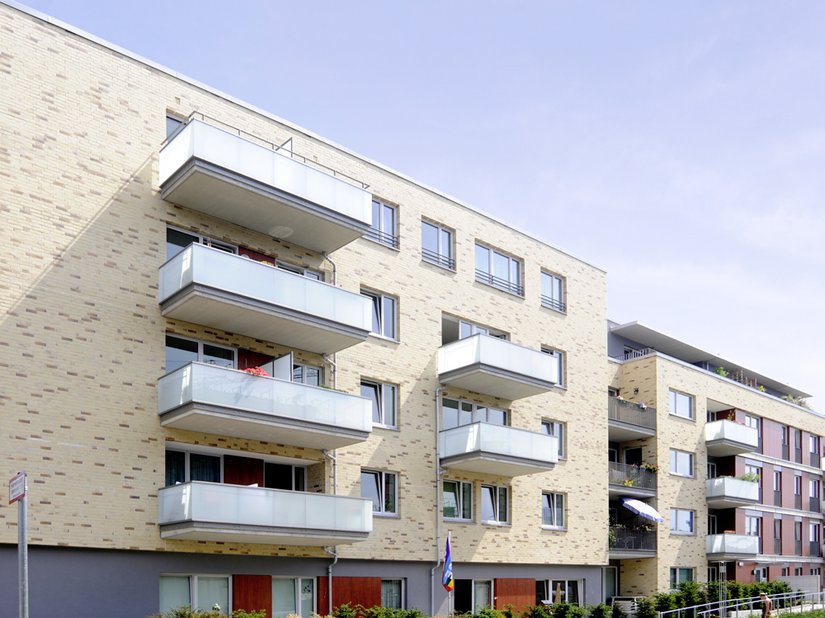 Die mit hellen Brüstungen eingefassten Balkone bieten jedem Mieter einen Platz an der Sonne.