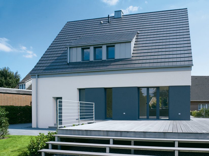 Nach der Modernisierungsmaßnahme erzielt das Wohnhaus die energetischen Werte eines Neubaus. Das Terrassendeck verbessert zudem die Nutzbarkeit der Freiflächen.