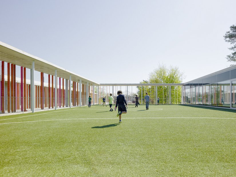 Die Architekten schufen bewusst einen offenen Schulcampus, welcher den Schülern viel Freiraum bietet.