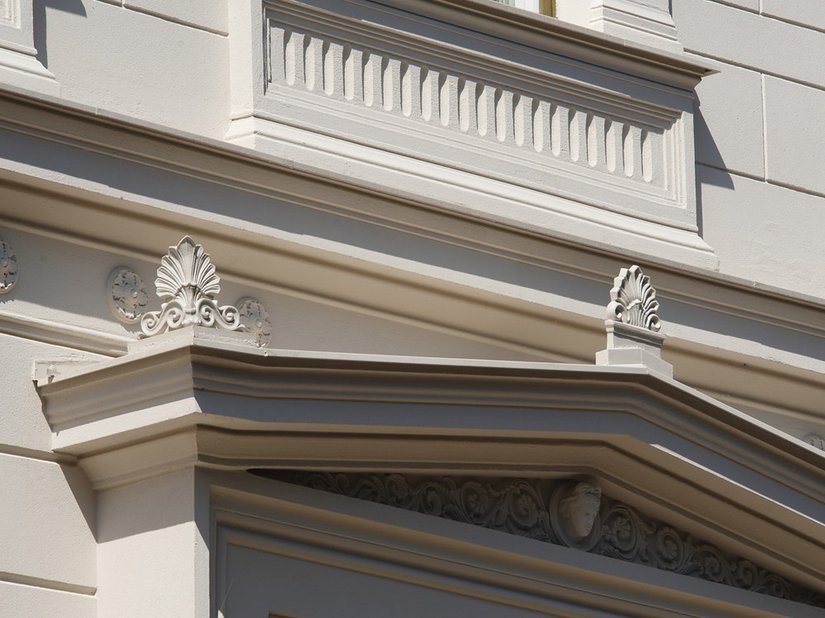 Fassadenelemente wurden in einer Geste nobler Zurückhaltung in einem gebrochenen Weiß einheitlich gestrichen.