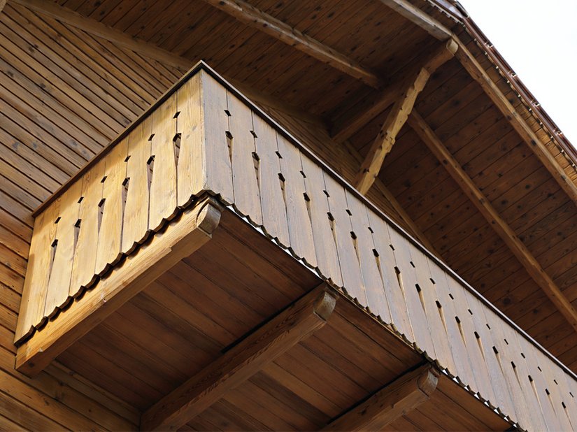 Holzverkleidung, Balkone, Dachuntersichten, sichtbares Gebälk – über alle Bauteile hinweg verarbeitete das Team um Walter La Rocca Lignodur TopGuard ohne Produktwechsel, was ein zügiges Vorankommen ermöglichte.