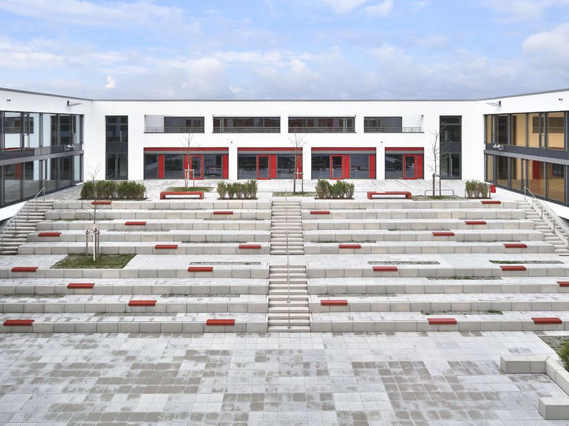 Der Pausenhof ist mit seiner ausladenden Treppe der perfekte Ort für Open-Air-Aufführungen.