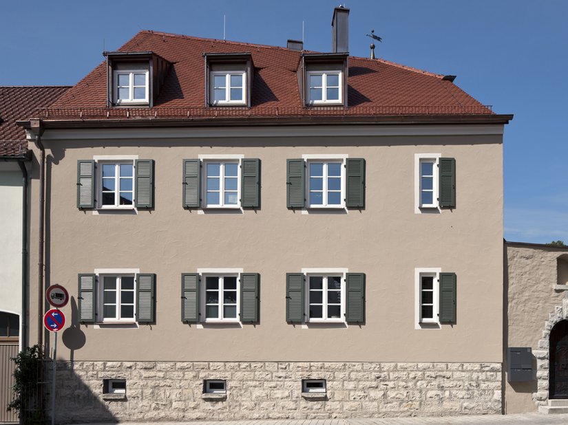 Die Farbigkeit der Fassade wurde aufgrund historischer Überlieferungen gewählt.