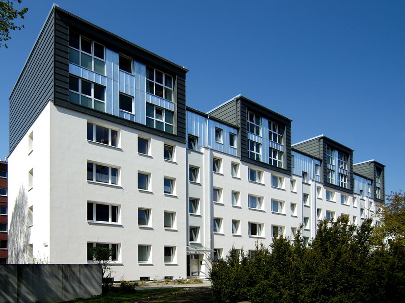 In den aufgesetzten Dachgeschossen sowie dem nachverdichtenden Neubau entstanden insgesamt 51 neue Komfort-Einheiten, darunter 31 Maisonette-Wohnungen.