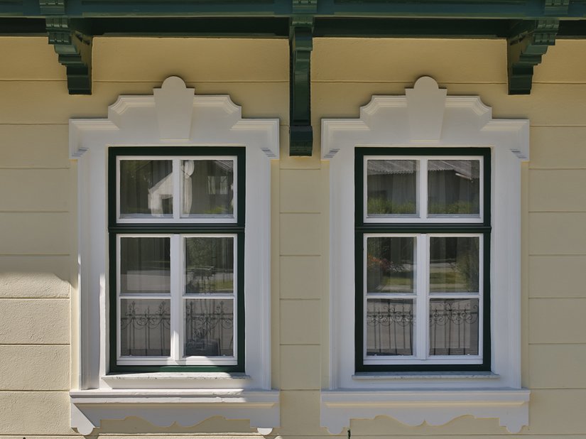 Die Kastenfenster im Alt-Wiener Stil wurden 2-farbig gestrichen.