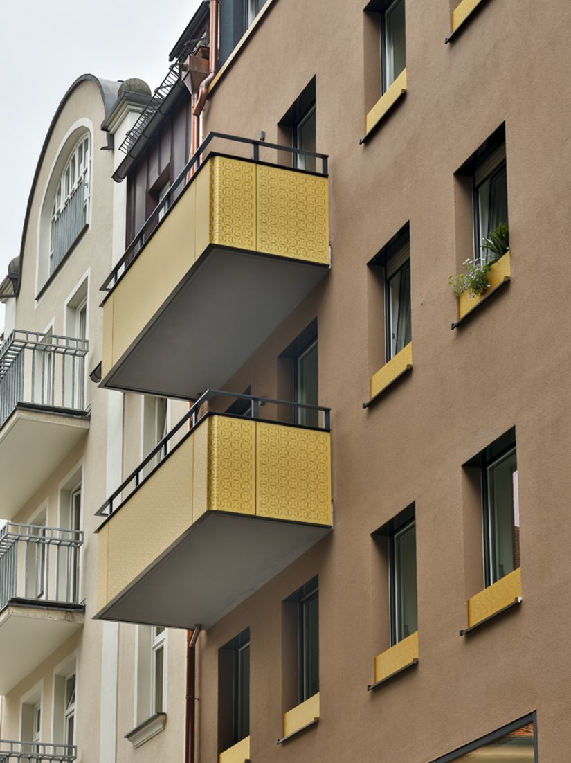 Für die Balkone wurde ein Metalleffektlack in einem Goldton verwendet.