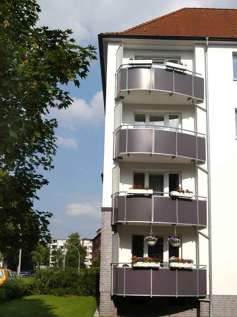 Putzflächen hell: 45.06.03, Sockel und Fassadenprofil: 45.06.21, Akzentfarbton: 57.12.18, Keramische Beläge nach Muster, Balkone: 45.06.27, Haustüren Rahmen: 45.06.27, Geländer und Haustüren: 84.21.03