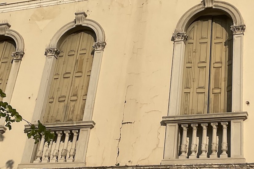 Vor der Sanierung: Deutliche Putzrisse und verwitterte Oberflächen machten die Eingriffe notwendig.