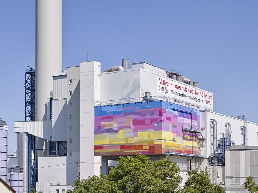 Die Welt der Farbe breitet sich in phantastischer Weise aus, leicht grell und jugendlich entlädt sich Farbenergie im Kontrast zum zurückhaltenden Grisaille des Industrieblocks.