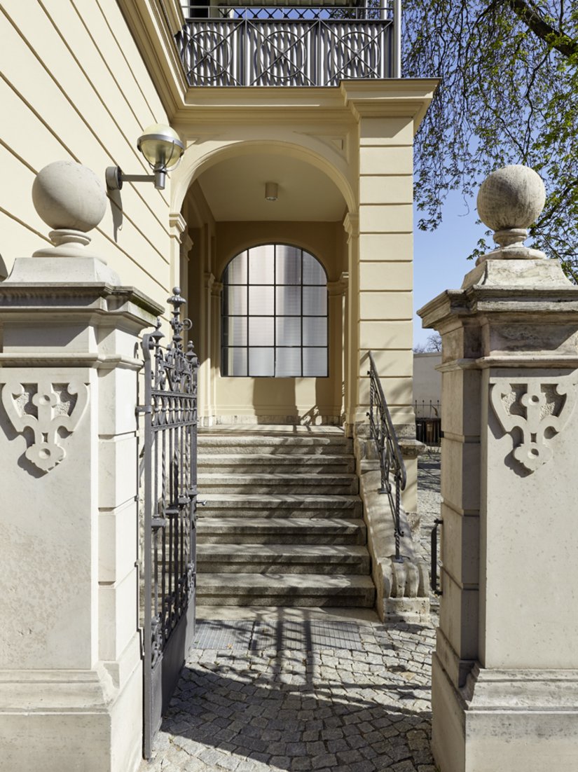 Liebevolle Details und Formenreichtum bis zur Gartenpforte in der Hummelstraße.