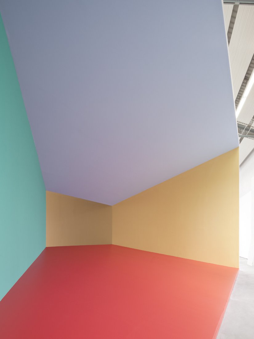 Der Farbton „Neapelgelb“ verweist auf den Namen der Installation: „Piano del Colore“ - so nennt man in Italien das Farbkonzept für eine Stadt.