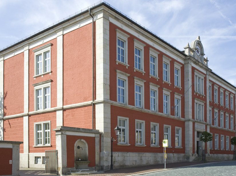 Scala Farbtöne: Fassade: Sonderfarbton 2, Gliederung, Sockel: Naturstein, Fenster: 75.03.12 (RAL 7035)