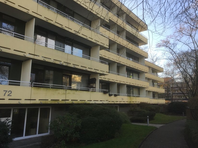 Der Vorher-Vergleich macht es deutlich: Farbgestaltung verändert die Wahrnehmung von Architektur grundlegend