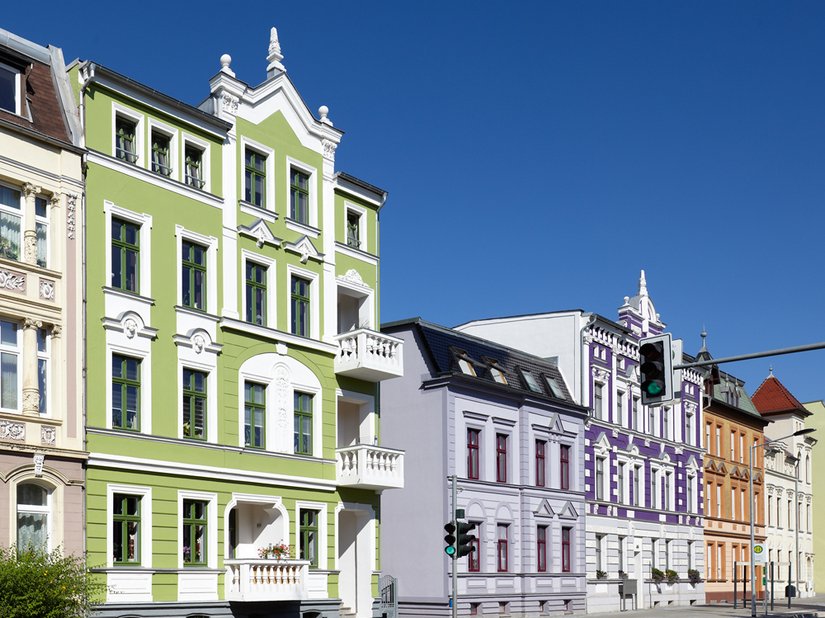 Auch in die abwechslungsreiche Farbreihe der Puschkinstraße reiht sich die Fassade sehr selbstbewusst ein.