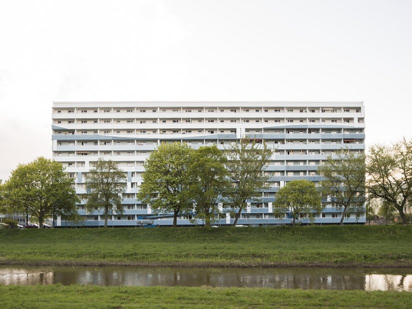 Die nach einer Idee der Künstlergemeinschaft Strauss + Hillegaart aus Cottbus realisierte Farbgestaltung lässt keinen Zweifel offen: Dahinter muss Wasser sein.