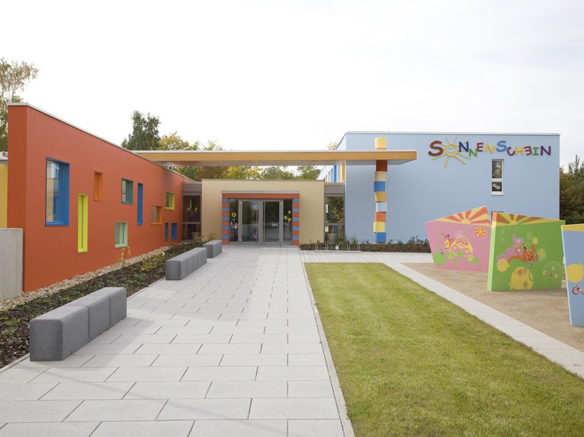 Spiel, Spaß und Action bietet der Außenbereich des Kindergartens. Diese drei Bereiche decken die bunte Farbgestaltung wunderbar ab.