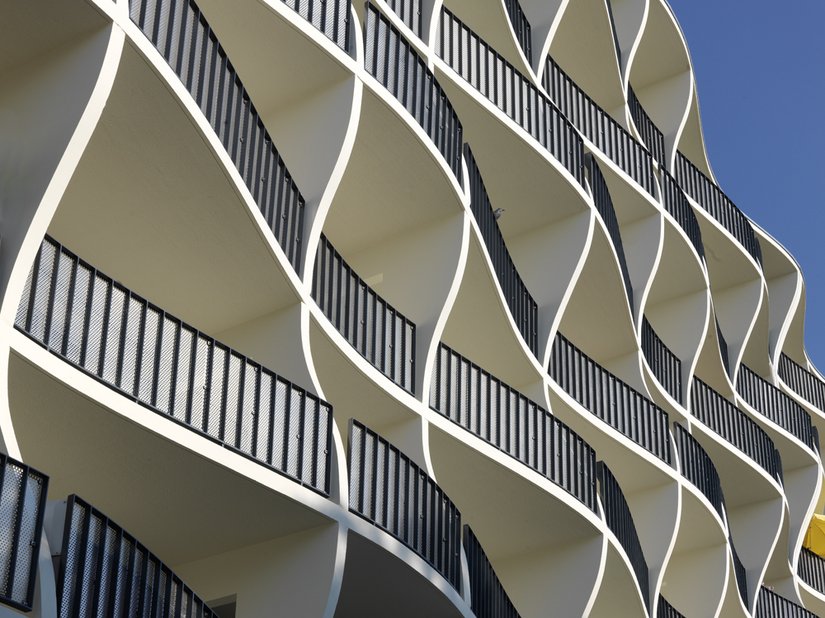 Durch die Wellenbewegung schaffen die Architekten eine dynamische und lebendige Fassade.