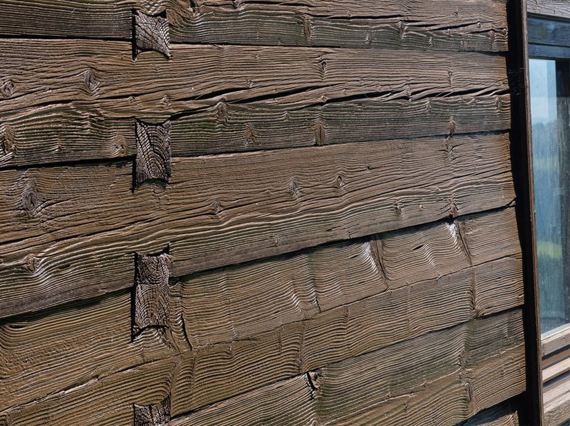 SolvoGuard 885 im Farbton Nussbaum ist semitransparent und bewahrt den Charme des alten Holzes. Das Ergebnis ist durch die pigmentierte Lasur besonders gleichmäßig und kaschiert schadhafte Stellen.